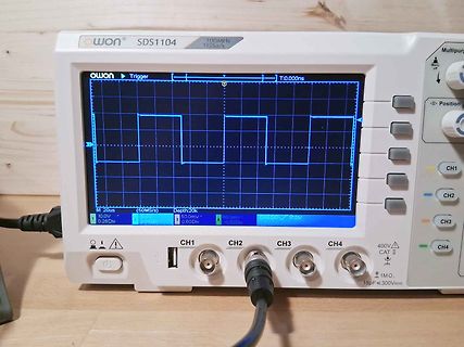 Owon SDS1104 Oszilloskop mit Rechtecksignal