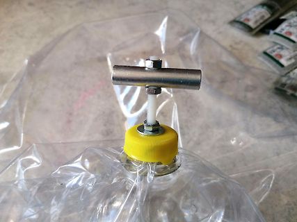 Metallischer Aufbau auf gelbem Deckel und Plastikfolie