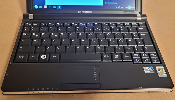 Samsung Netbook auf Tisch
