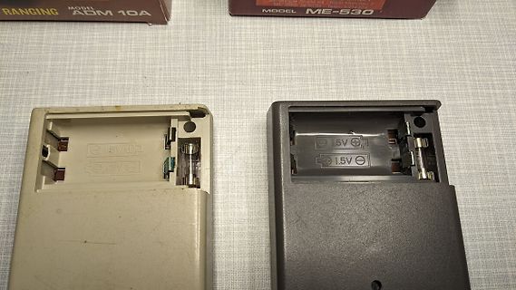 Batteriefächer von zwei Geräten