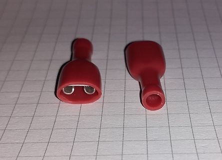 Zwei rote Bananenstecker auf Millimeterpapier