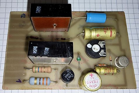 Bestückte Leiterplatte mit elektronischen Bauteilen