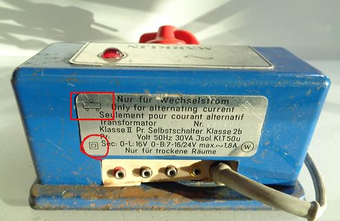 Altes Labornetzteil mit Typenschild