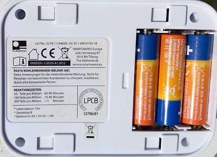 Rückseite eines Kohlenmonoxid-Melders mit Batteriefach