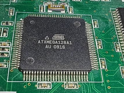 Atmel ATmega128A1 Mikrocontroller auf Leiterplatte
