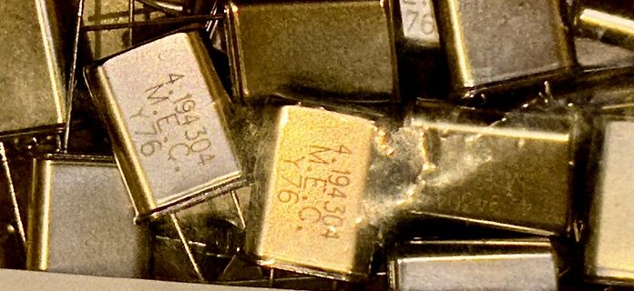 Mehrere metallische Bauteile mit Beschriftung