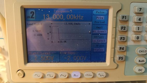 Display eines Oszilloskops mit Rechtecksignal