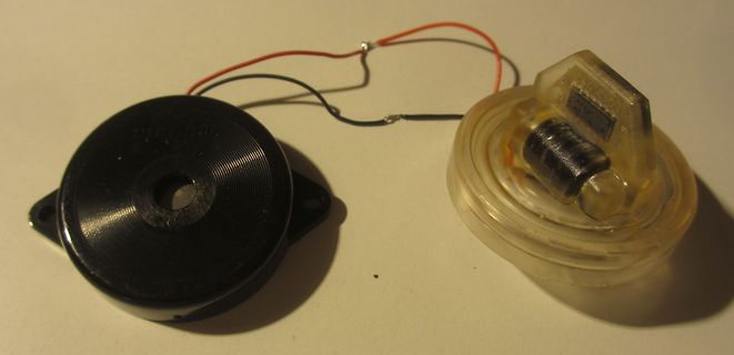 Lautsprecher und ein elektronisches Bauteil mit Kabeln
