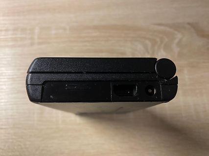 Unterseite einer Nintendo DS Konsole