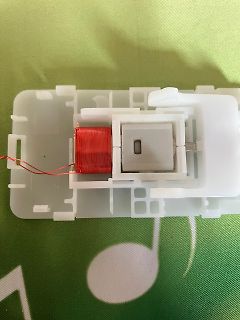 Nahaufnahme einer elektromagnetischen Spule in Kunststoffhalterung