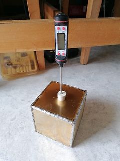 Digitales Thermometer in einem Metallblock