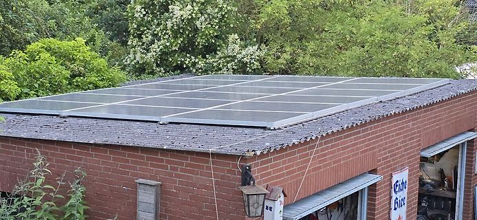 Solaranlage auf einem Backsteingebäude