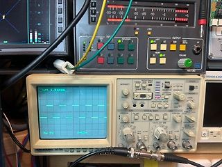 Oszilloskop und Audio-Equipment in einer Werkstatt