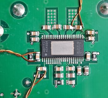 Makroaufnahme einer bestückten Leiterplatte mit Mikrocontroller