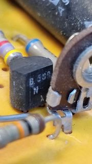Nahaufnahme elektronischer Bauteile auf Leiterplatte