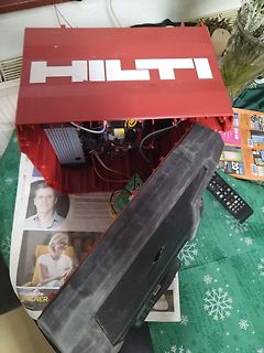 Geöffnetes Hilti-Gerät auf Tisch