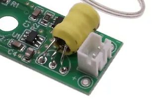 Ausschnitt einer bestückten Leiterplatte mit Elektrolytkondensator