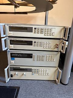 Stapel von Hewlett Packard DC Netzteilen
