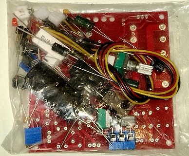 Elektronikbauteile und Leiterplatte in einer Plastiktüte