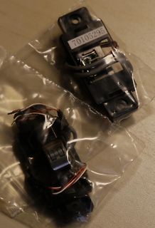 Zwei elektronische Bauteile in Plastikverpackung