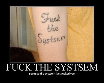 Meme mit Tattoo auf Arm