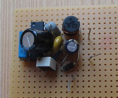 Elektronische Bauteile auf Lochrasterplatine