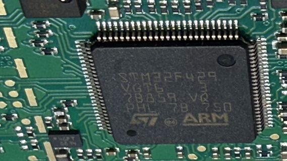Nahaufnahme eines STM32F429 Mikrocontrollers auf einer Leiterplatte