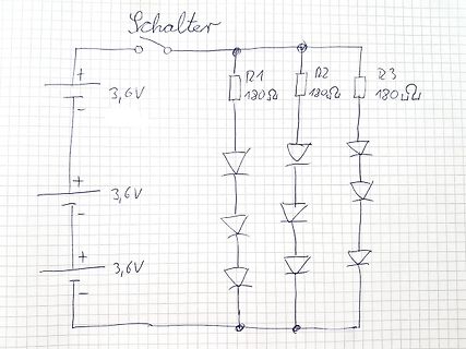 Handgezeichneter Schaltplan mit drei Batterien und drei parallelen Zweigen