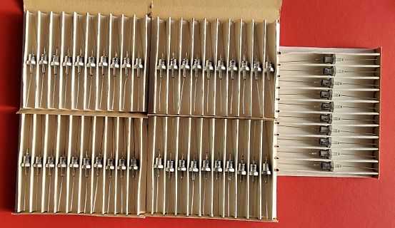 Karton mit vielen Elektrolytkondensatoren