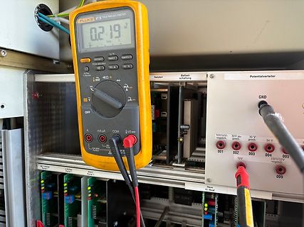 Multimeter Messung an einem Potentialverteiler