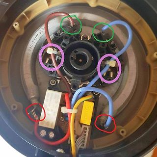 Innenansicht eines elektrischen Geräts mit Verkabelung