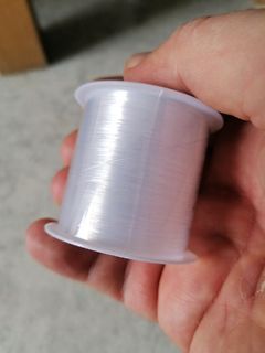 Spule mit dünnem Draht in einer Hand