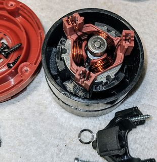 Zerlegter Elektromotor mit Kupferwicklungen