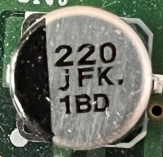 Makroaufnahme eines Transistors auf einer Leiterplatte