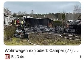 Brandstelle eines Wohnwagens mit Einsatzkräften