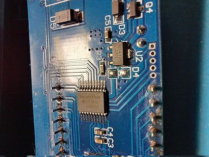 Nahaufnahme einer blauen Leiterplatte mit elektronischen Bauteilen