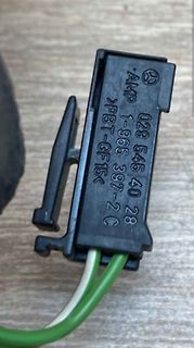 Elektrischer Steckverbinder mit Kabeln