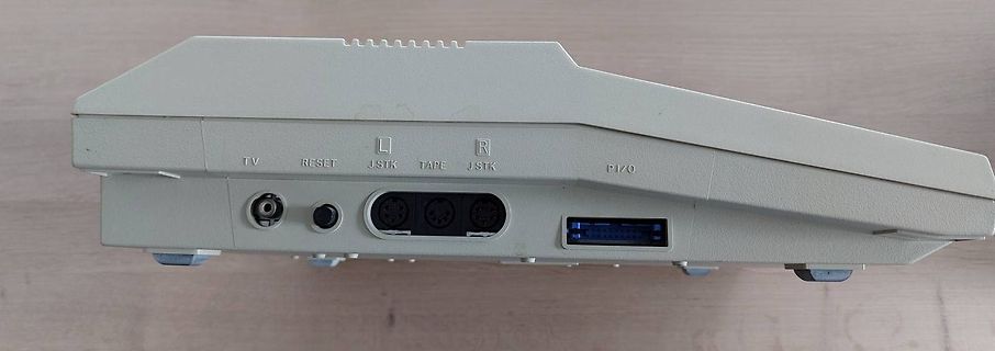 Rückseite eines Retro-Computers mit Anschlüssen