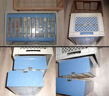 Blaue Kunststoffkisten mit Inhalt auf Holzboden
