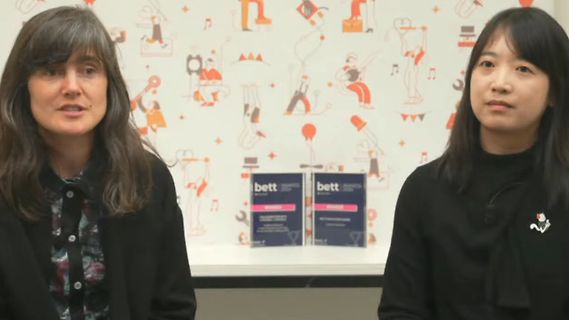 Zwei Frauen vor Bett-Event-Plakaten