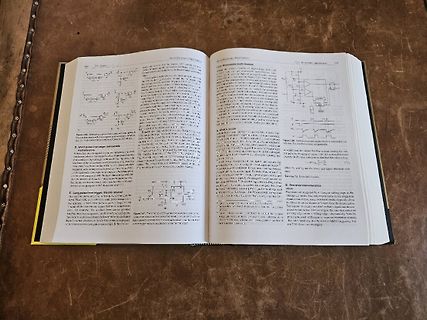 Foto einer aufgeschlagenen Fachbuchseite mit Schaltplänen