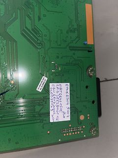 Grüne Leiterplatte mit handschriftlichen Notizen