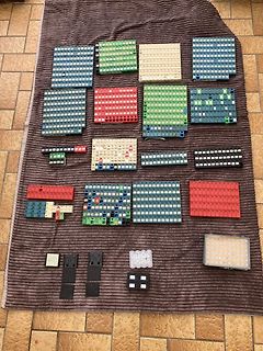 Verschiedene mechanische Tastatur-Keycaps auf einem Teppich
