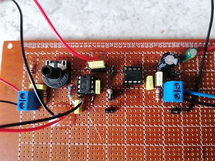 Aufbau auf Lochrasterplatine mit elektronischen Bauteilen