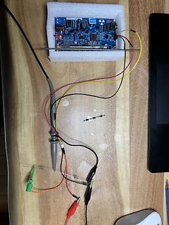 Elektronik-Messaufbau mit Leiterplatte und Messspitzen