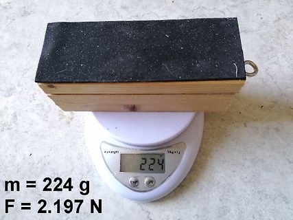 Holzblock auf digitaler Waage