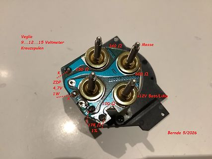 Leiterplatte eines Veglia Voltmeters mit Beschriftungen
