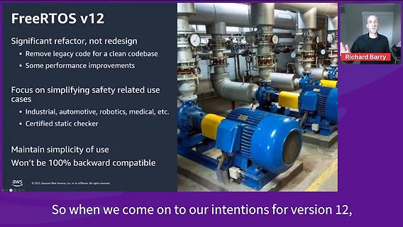 Präsentationsfolie zu FreeRTOS v12 mit Industrieanlagen-Hintergrund