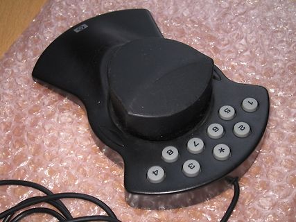 Schwarzes HP Telefon auf Luftpolsterfolie