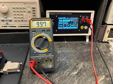Multimeter und Kalibrator auf Werkstattarbeitstisch